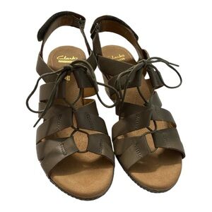 NEW Clarks Taupe Leather Sandals Strappy Gladiator Cork Wedge Heels Women’s Sz 9